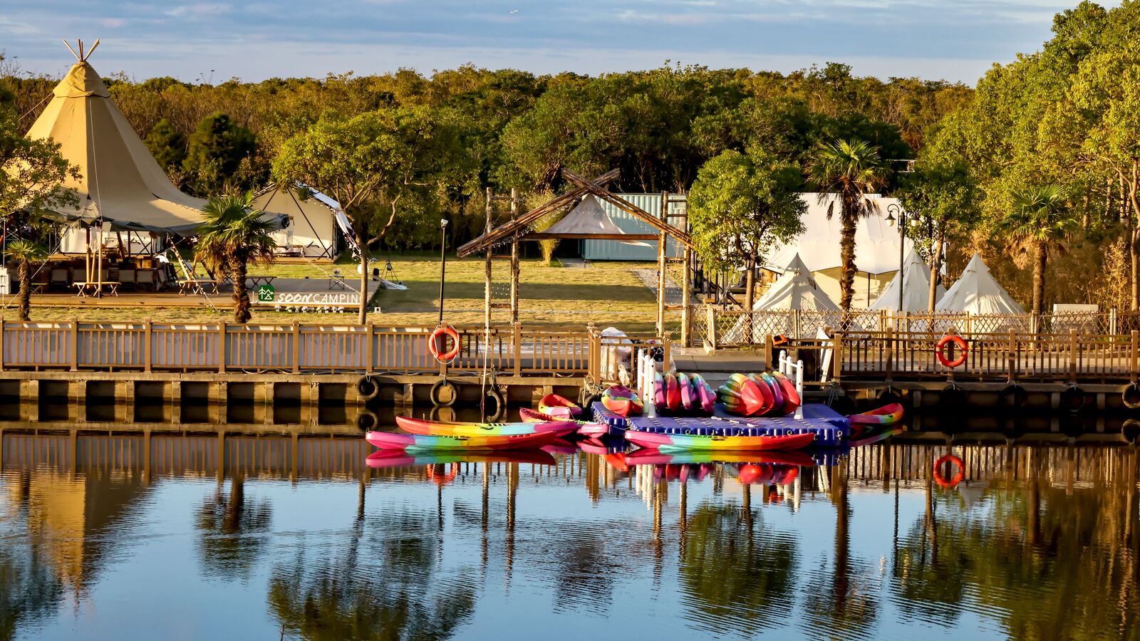 Resort di glamping vista lago con kayak colorati, ideale per famiglie