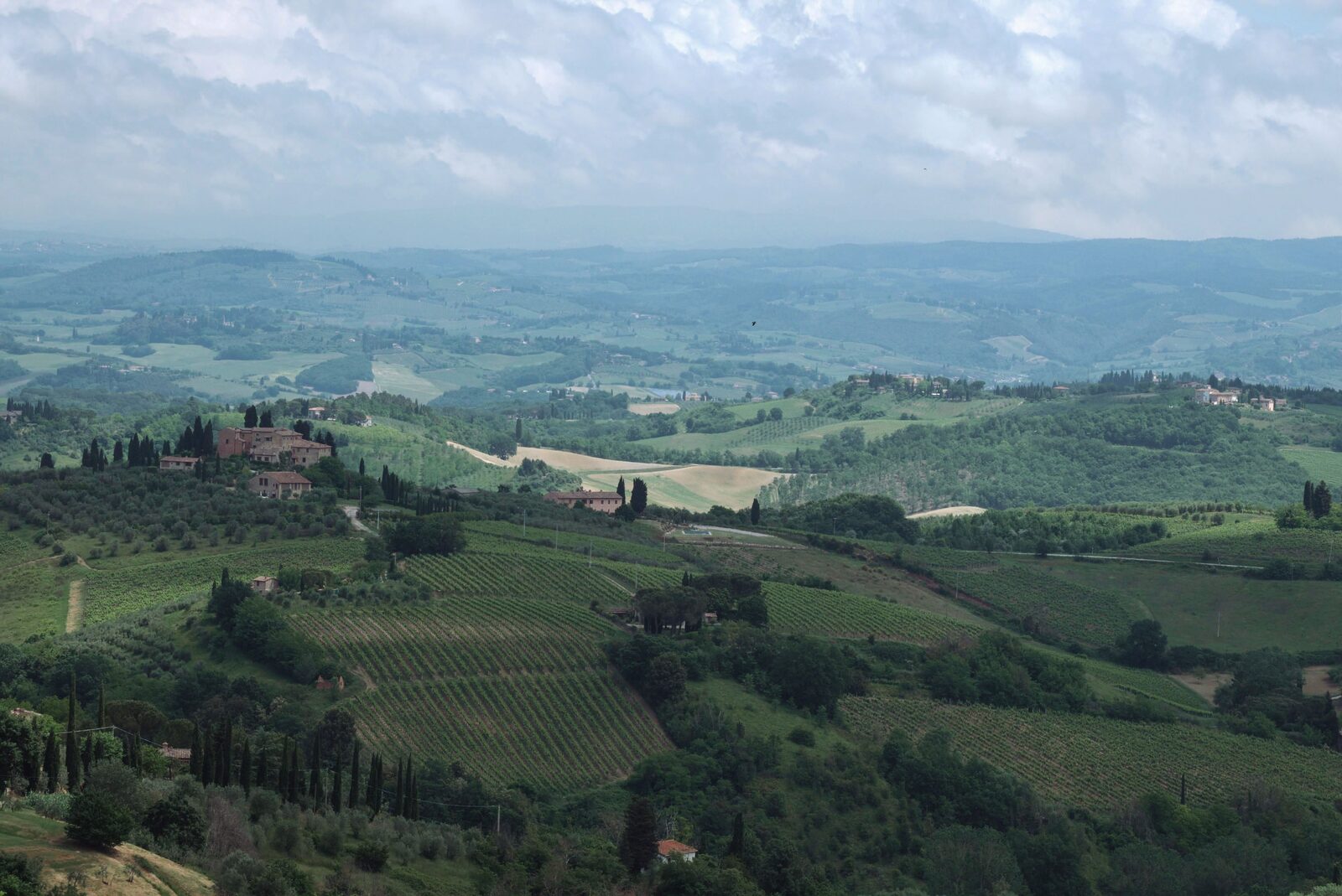 Vista aerea di un paesaggio rurale italiano con colline e vigneti