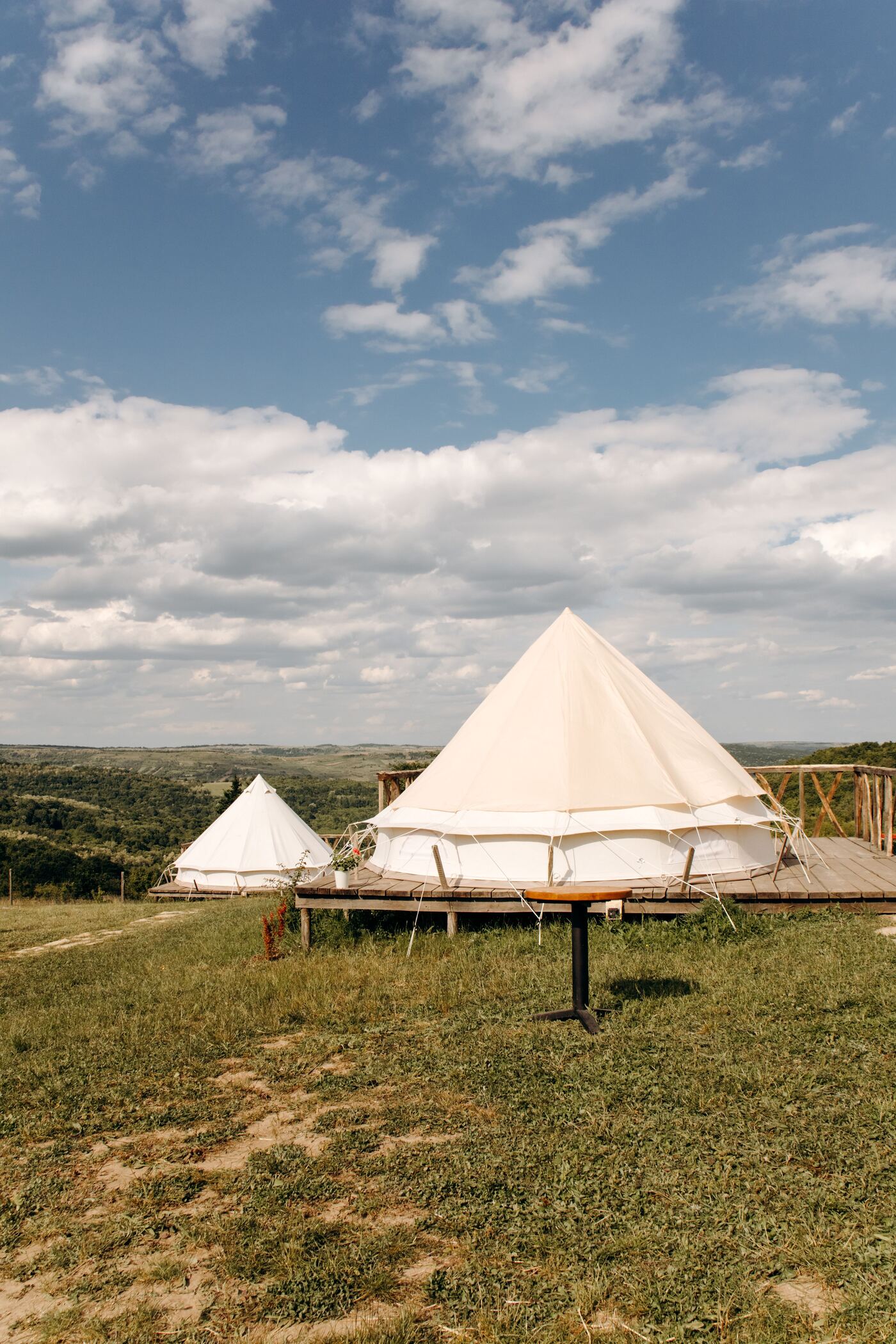 Tende glamping bianche su un prato assolato in Puglia